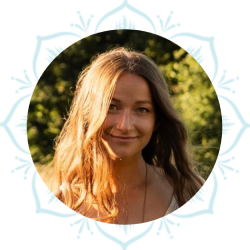 headshot of nikki west, Co-Lead trainer of the 200hr YTT, Beach Yoga provider and fitness instructor at tofino yoga